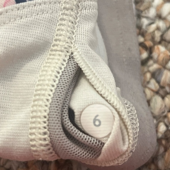 Lululemon Women’s Stash It Tank with Sports Bra Size 6 - Picture 4 of 4